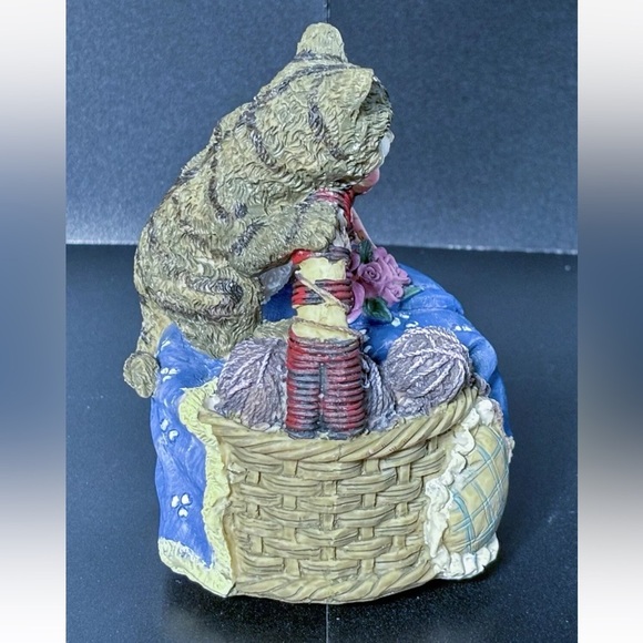 Vintage Mischievous Tabby Cat In Basket Resin Music Box Kitsch Whimsical Kitten - Picture 6 of 8